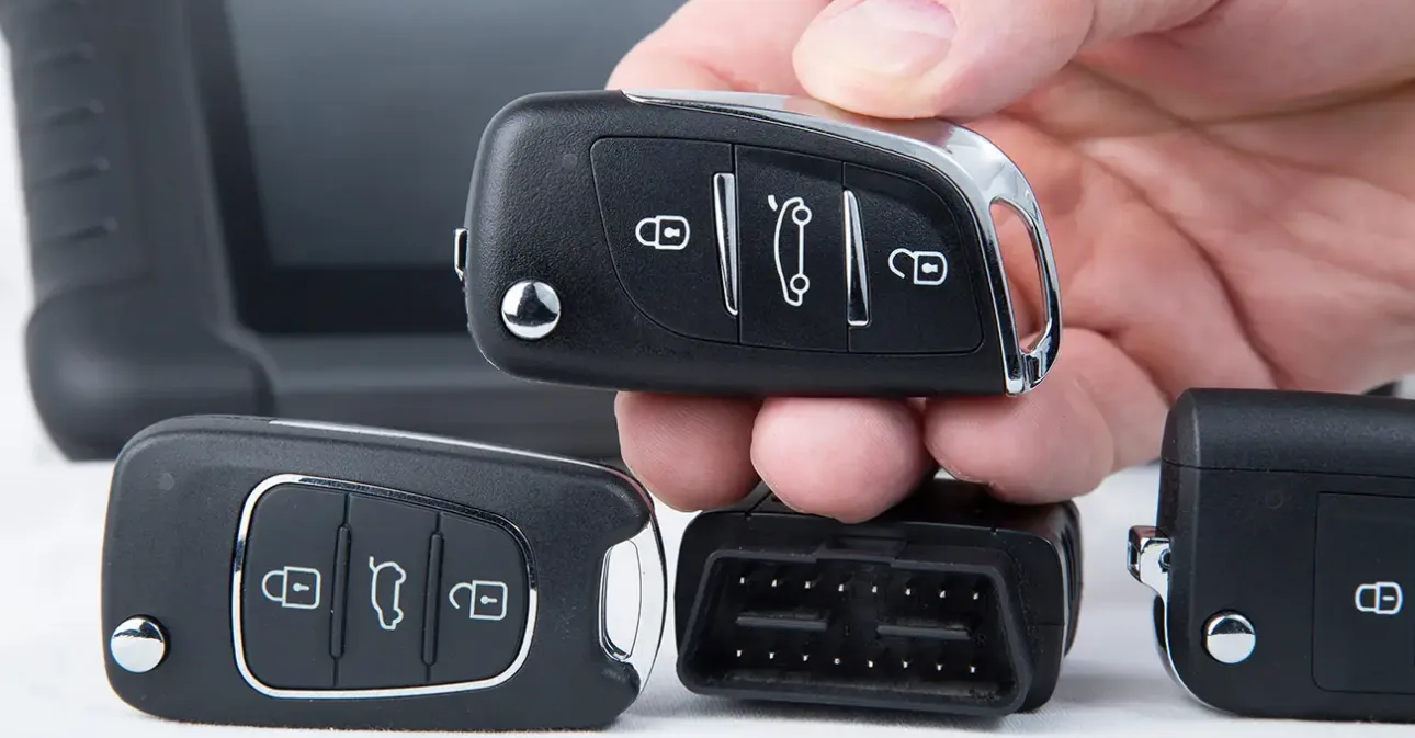 Transponder car key with electronic chip being programmed to vehicle